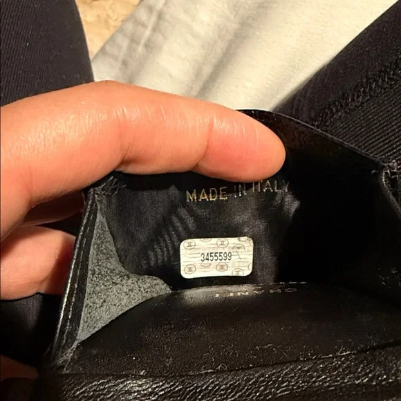 CHANEL Black Shoulder Bag with Gold Chain - Picture 8 of 15